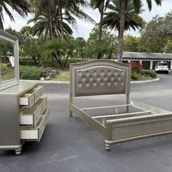 Beautiful Bedroom Set king Size Solid Wood Golden Color In Excellent Condition By Coaster Furniture