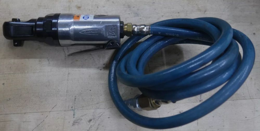 BLUE POINT Tool 1/4" Drive Compact Mini Air Ratchet (AT204) Vintage Pneumatic. used. tested. in a good working order.