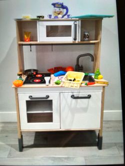 play kitchen wood material for toddlers