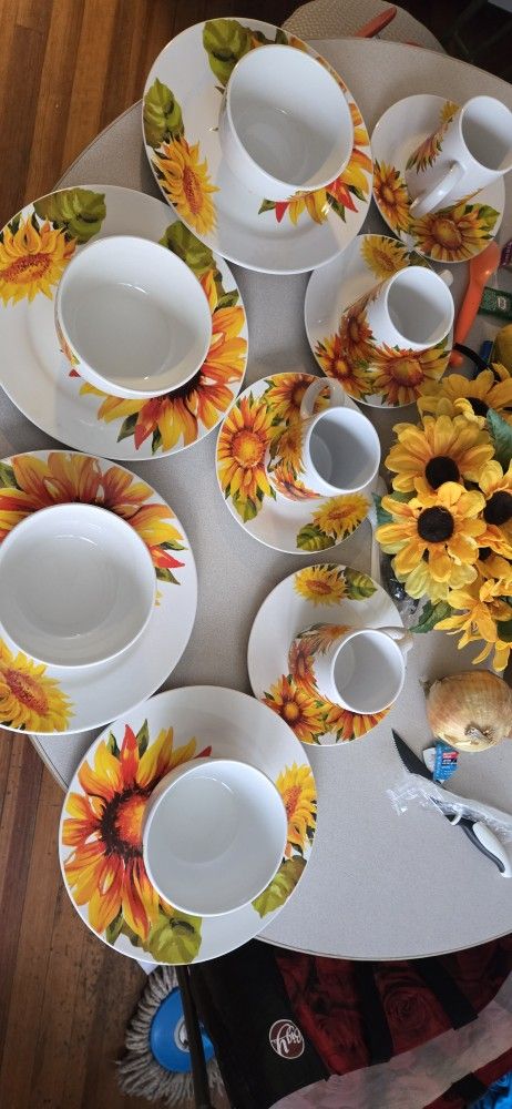Sunflower dinnerware set for 4 people includes 16 new pieces