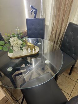 Dining table in good condition