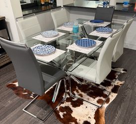MINT LIKE NEW *Glass Table w/6 Chairs*