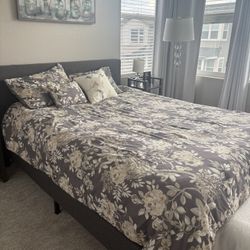 Queen Bed w/Headboard & Platform 