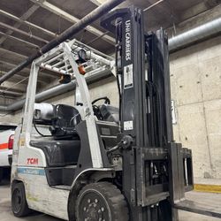 UNICARRIER /Nissan forklift 5500 lb , 3 stage, side shift 