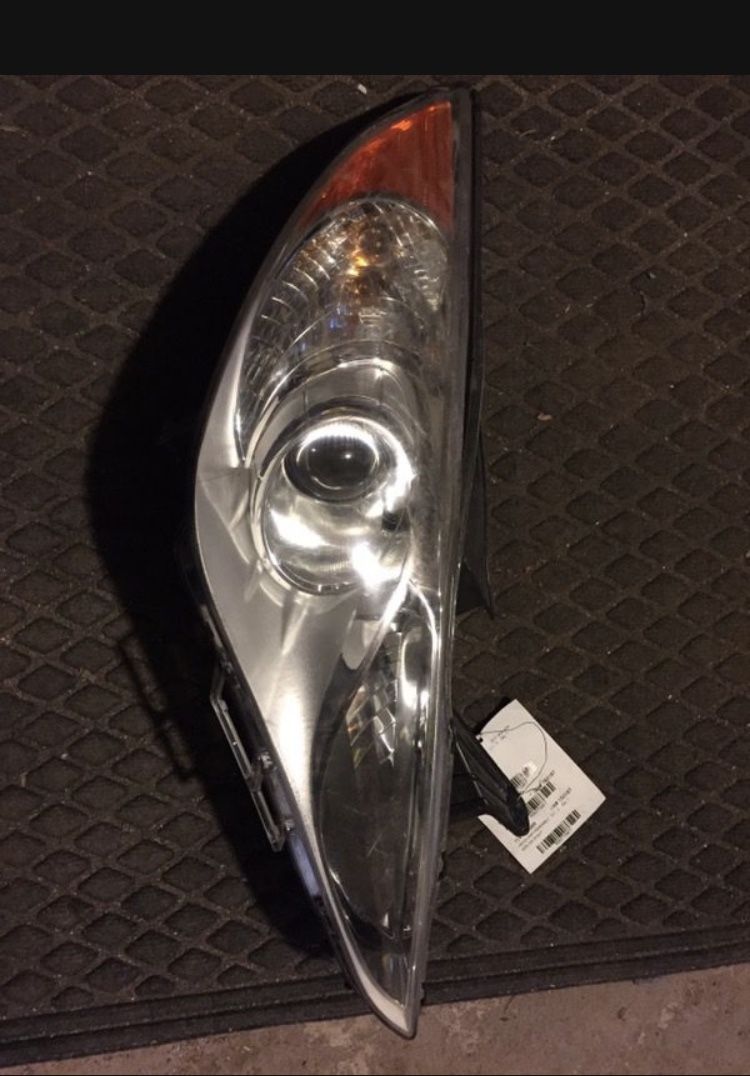 2011 Hyundai Sonata Headlight and Fender