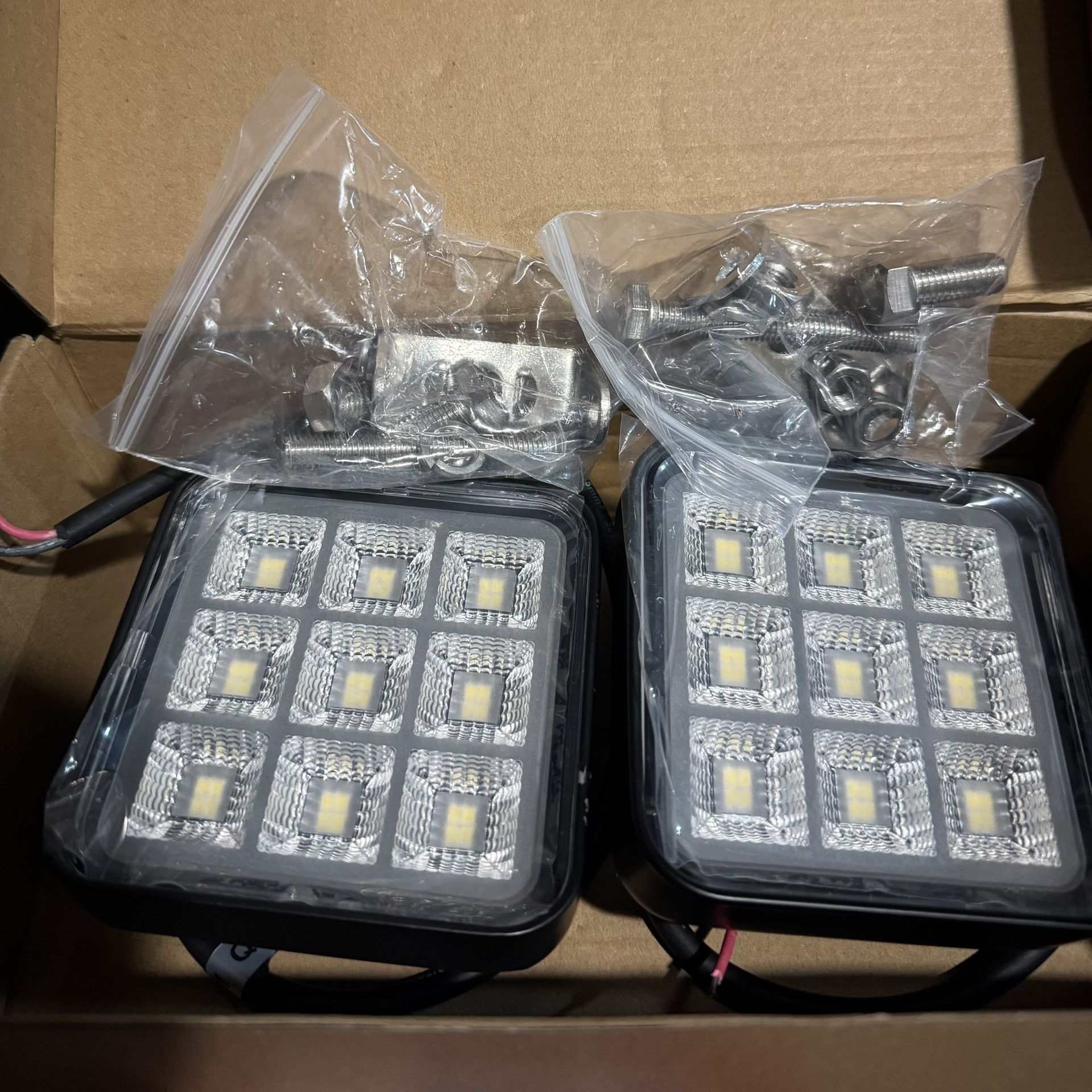 VEGITOR 3.9" LED Flood Truck Work Lights Pod, Tractor Work Lights 12V Light Bar for Truck, 24V Heavy Equipment Lighting Waterproof 28W UTV ATV Offroad