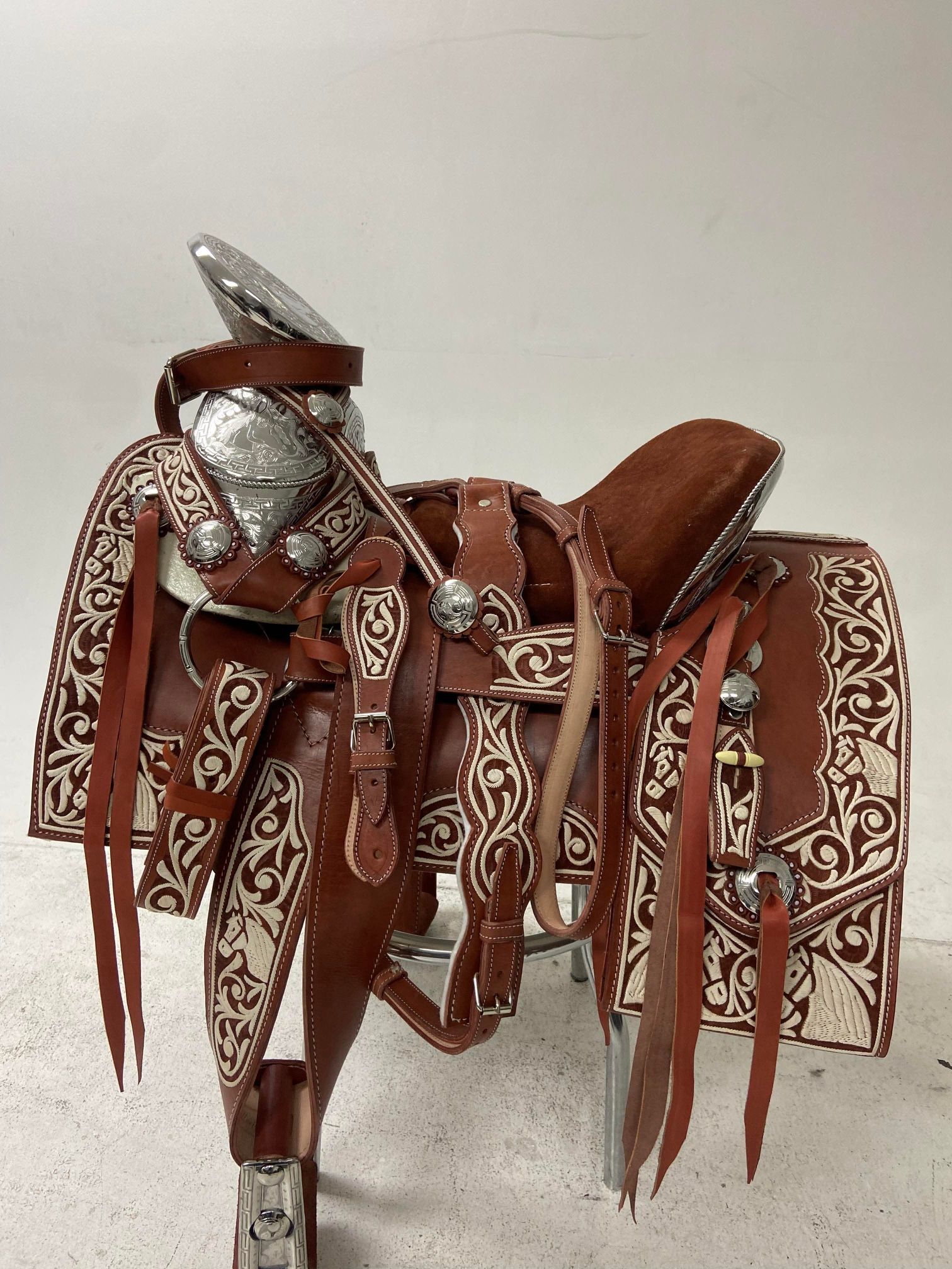 Nueva montura charra súper Pitiada original con Herrage y fuste plateado completo