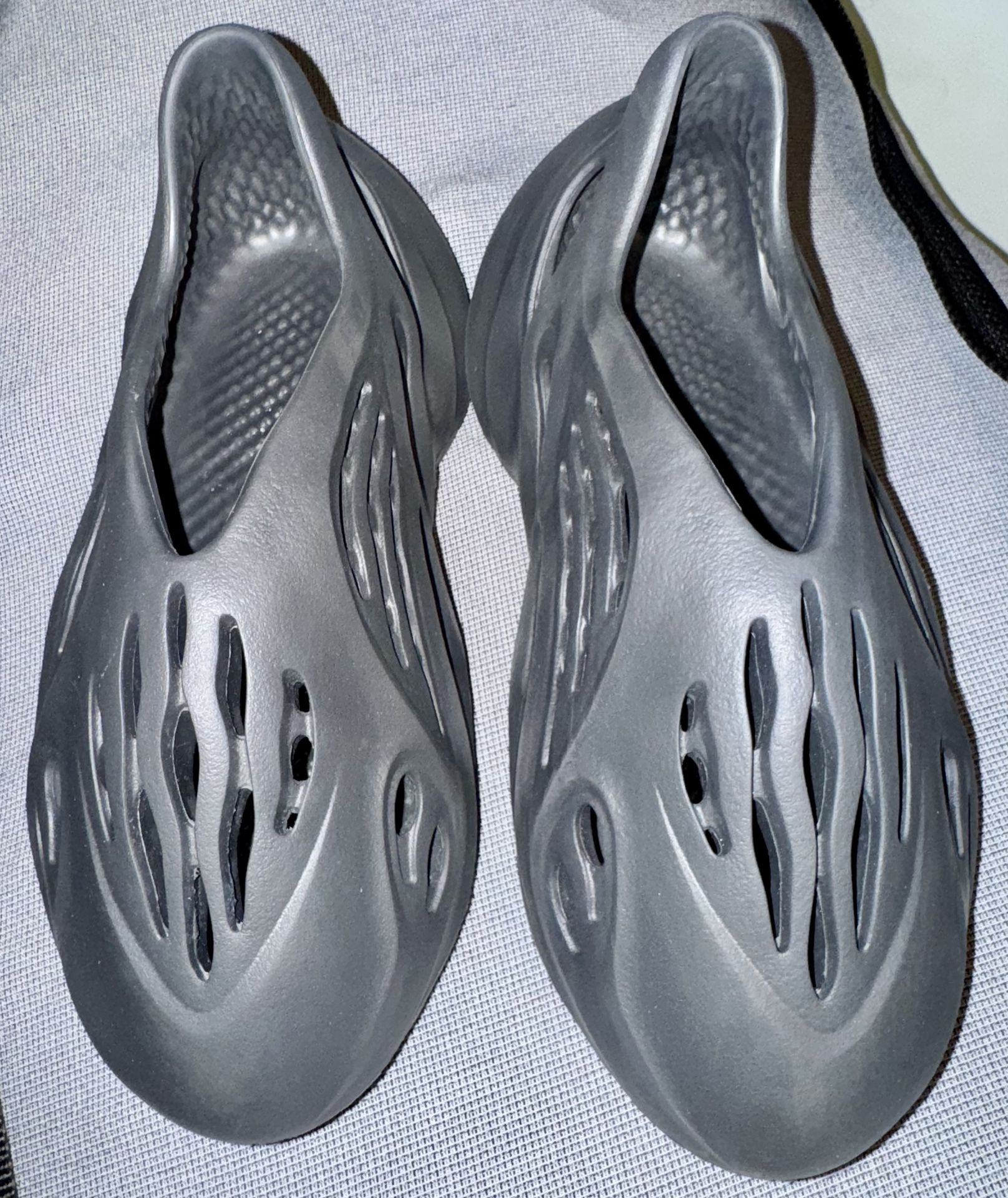 Black Adidas Yeezy foam runners size 7