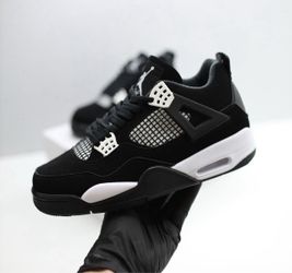 Jordan 4’s White thunder