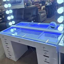 Vanity Set With 18 Bulbs and Bluetooth speakers!