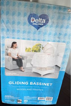 NEW✳️👶🏻🧸Delta Children Gliding Bassinet
