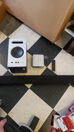Vizio 36 inch sound bar with subwoofer 2 surround sound speakers and remote