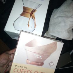 Chemex coffee brewer and filter's