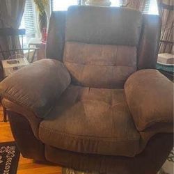 Great Condition Bobs Furniture Recliner Open Up On Side This Very Comfortable