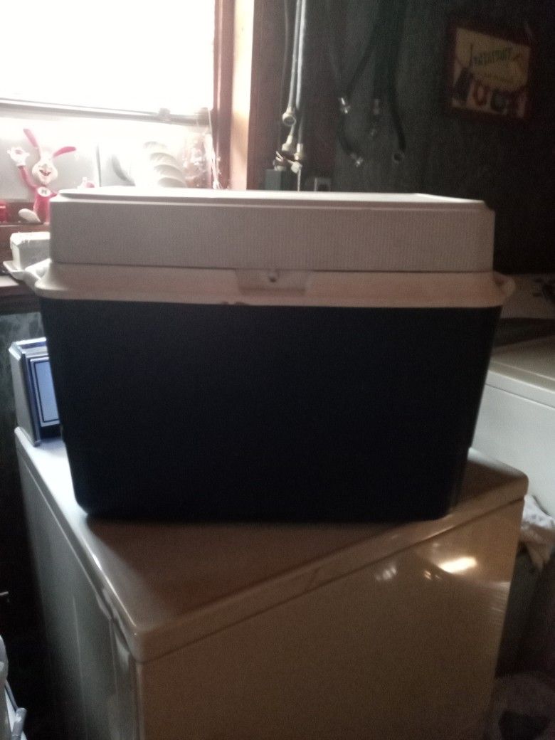 Large Rubbermaid Cooler