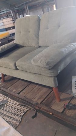 Love seat. Sillón Nuevo color verde seco.