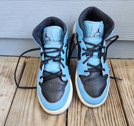 AIR JORDAN 1 Mid university blue/ black/white sz 5Y