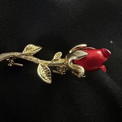 ROSE SHAPED BROOCH, JEWELRY FOR WOMEN, GOLD AND RED, A PERFECT DELICATE GIFT.