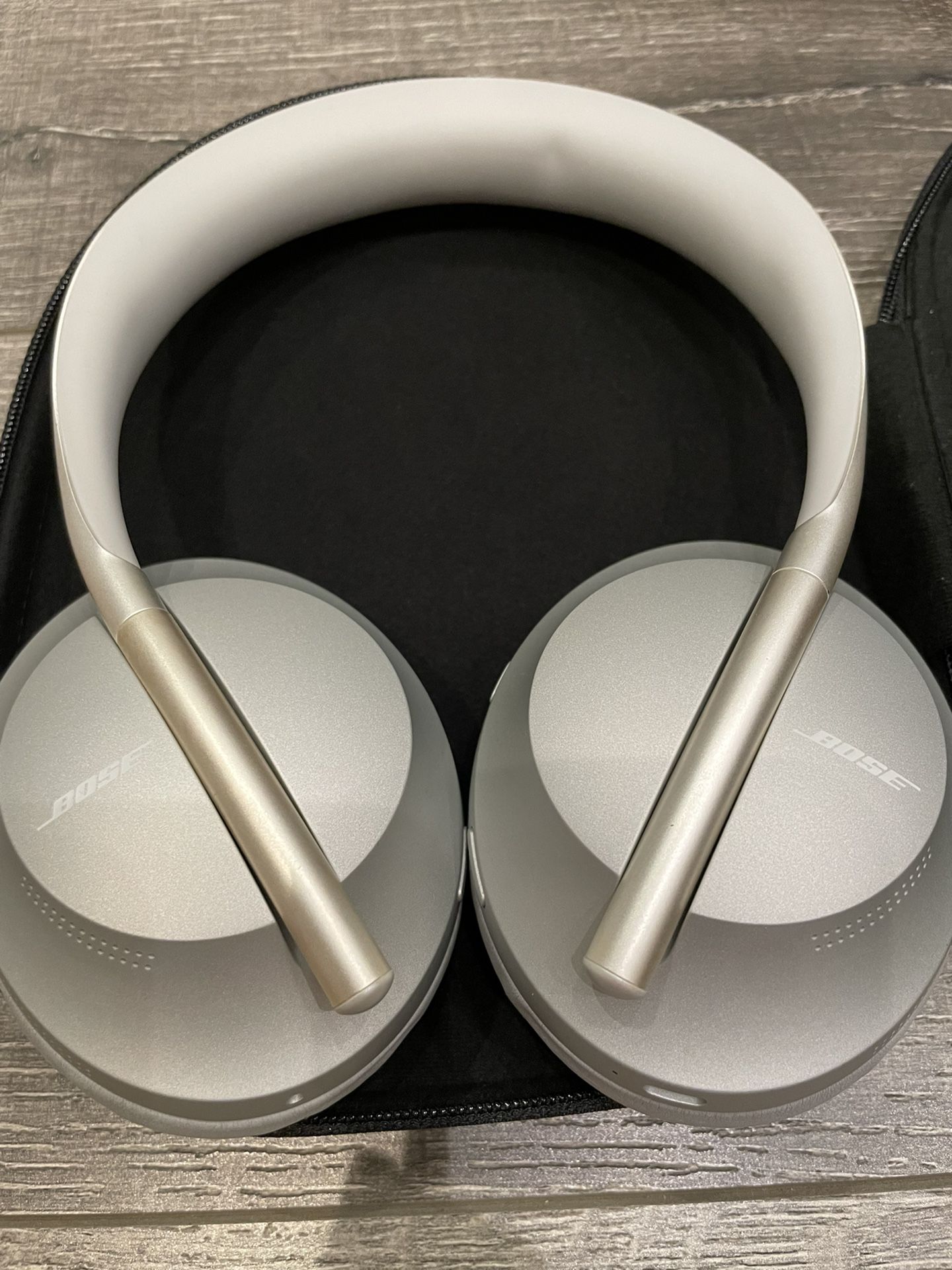  Boise Noise Cancelling Headphones 700 Silver Color