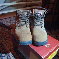 Men's work boots brand New never worn size 9.