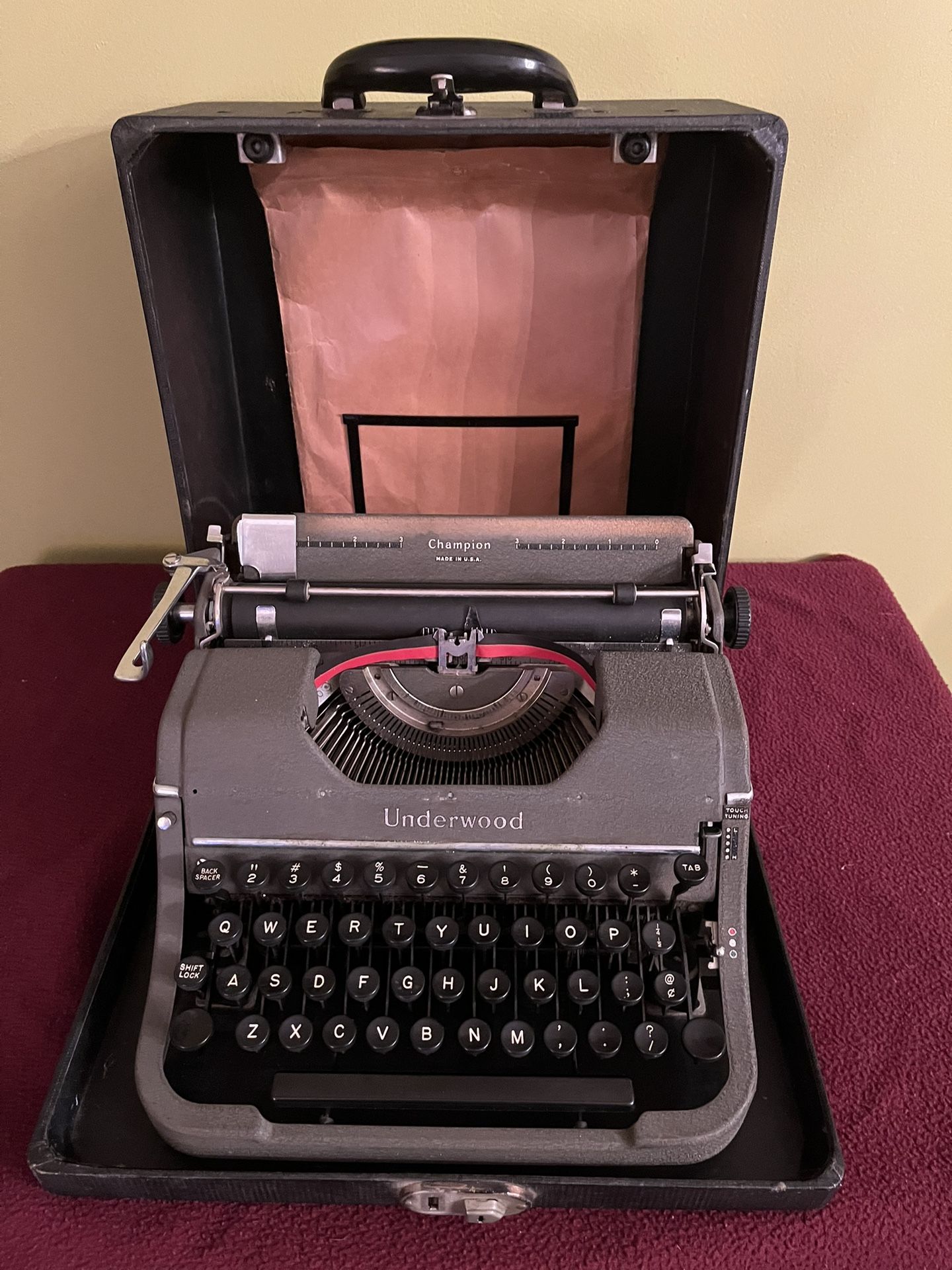 Vintage (1930’s-1940’s) Underwood Champion Portable Manual Typewriter In It’s Original Hard Travel Case
