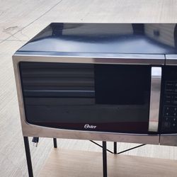 Oster 1.6 cu. ft. Countertop Microwave
Good and clean condition 