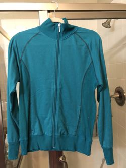 Women zip up sweater