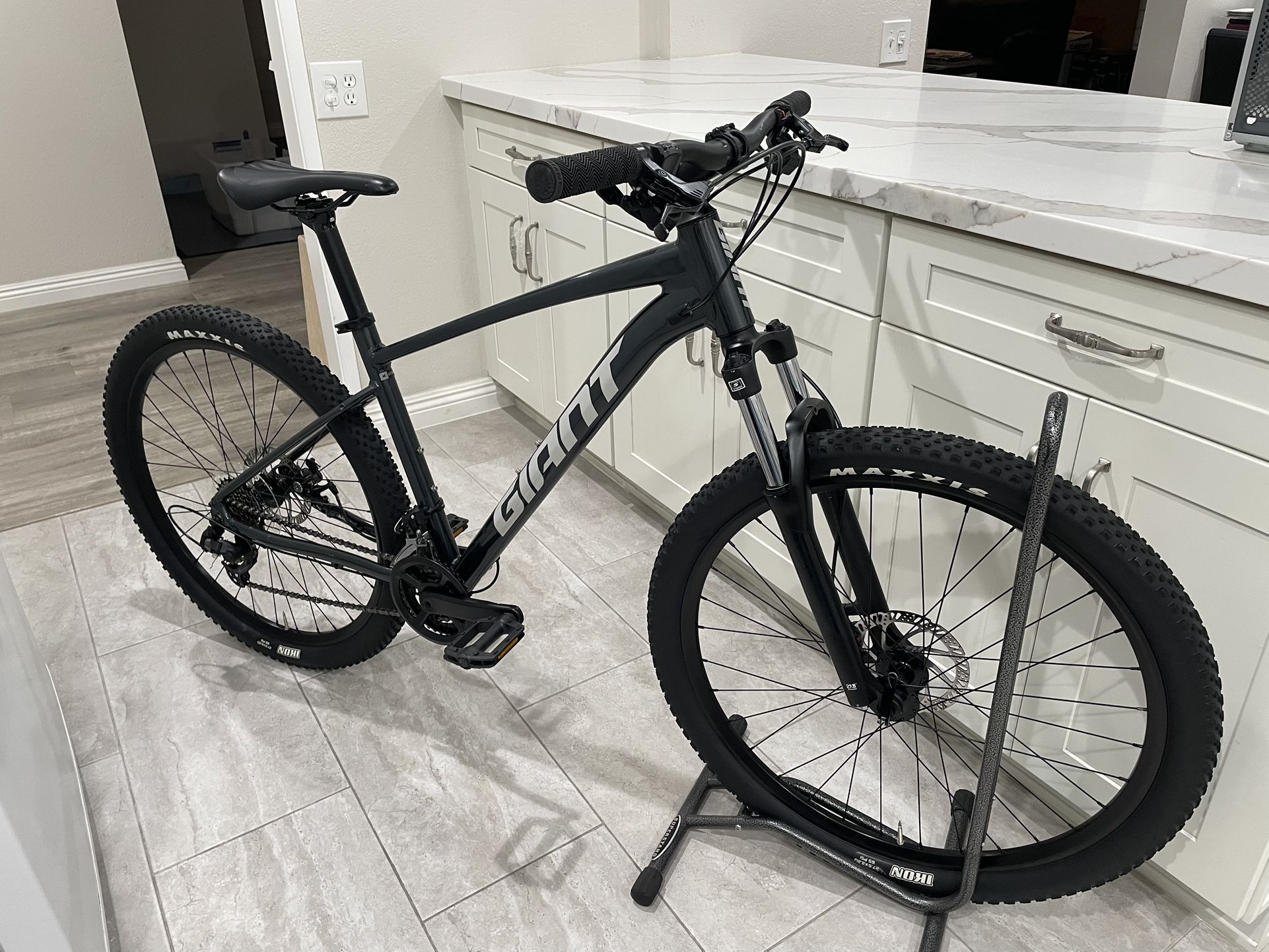 2022 Giant Talon 27.5er MTB Size MEDIUM 2x7 Speed