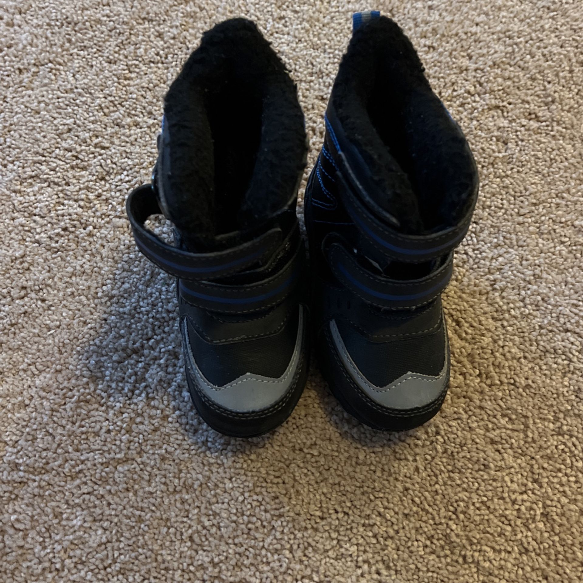 Size 6 kids Snow Boots 