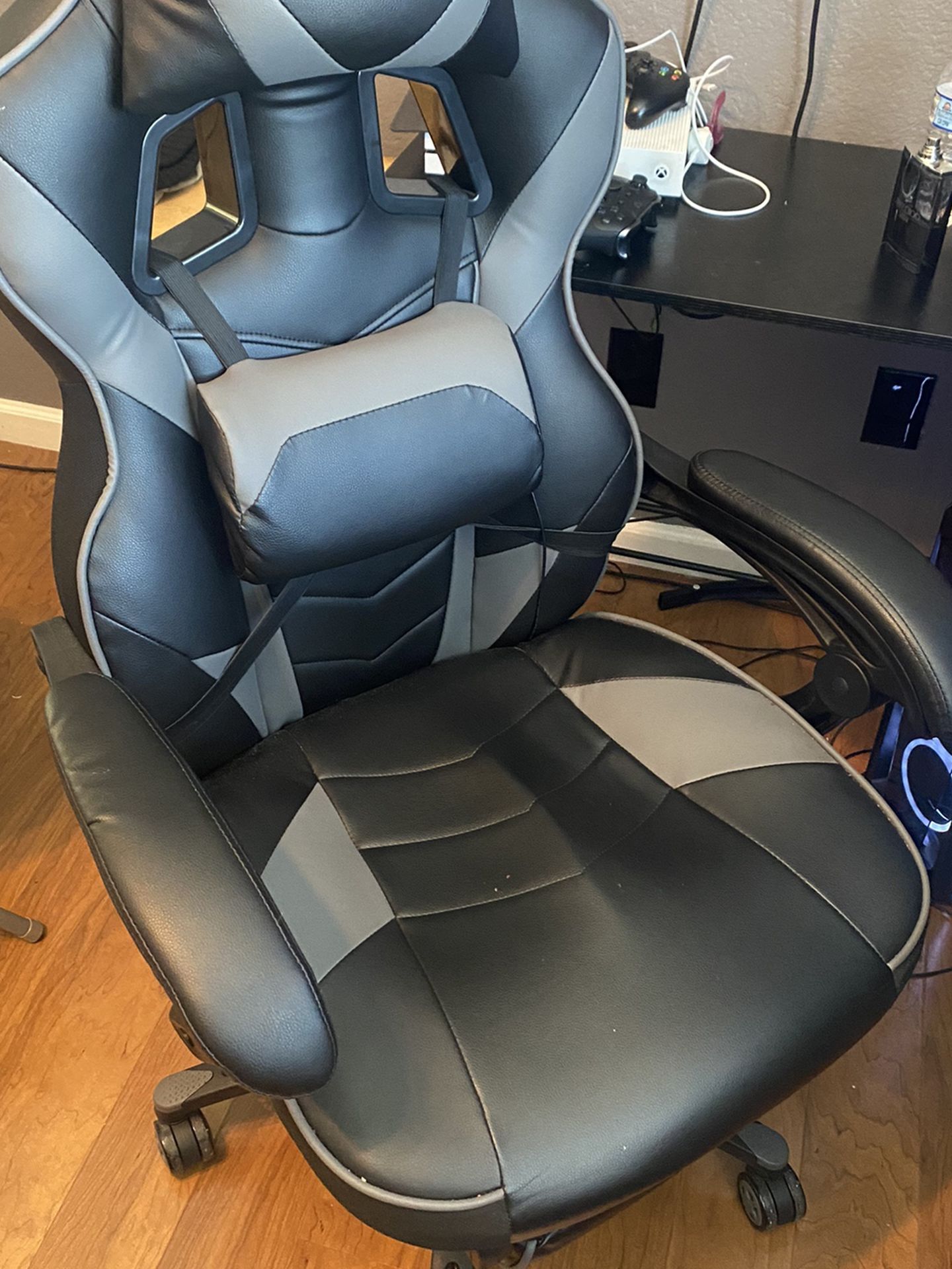Gaming Chair W/Massager And Leg Extension!