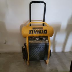 DEWALT D55146 4.5 Gallon Portable Electric Air Compressor. 