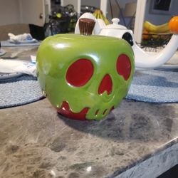 DISNEY.  Snow White (Poison Apple)