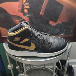 Jordan 1 Mids
