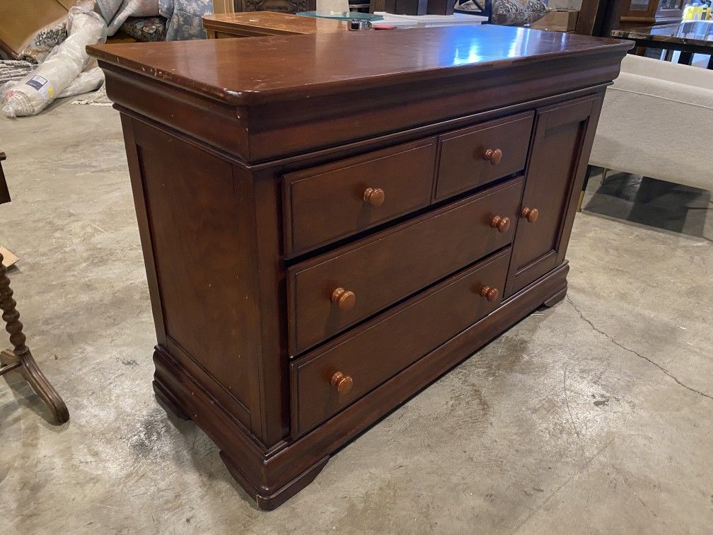 HOME MERIDIAN Carragio Dresser