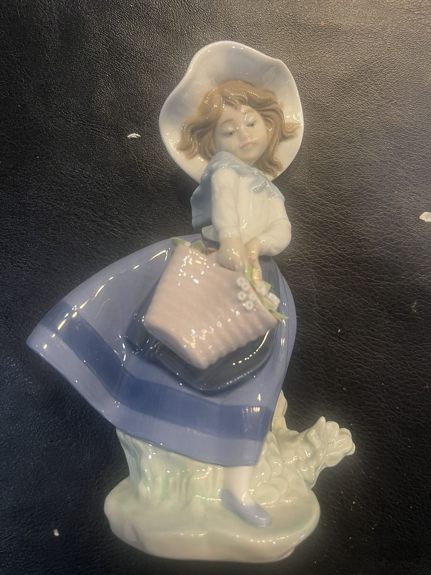 Lladro Figurine #522 - Pretty Pickings. Like New. No Box.