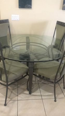 Round table and chairs strong