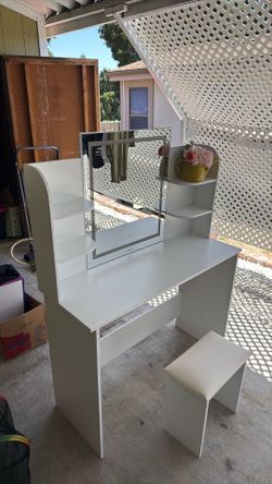 VANITY (LIGHT DOES NOT WORK)
