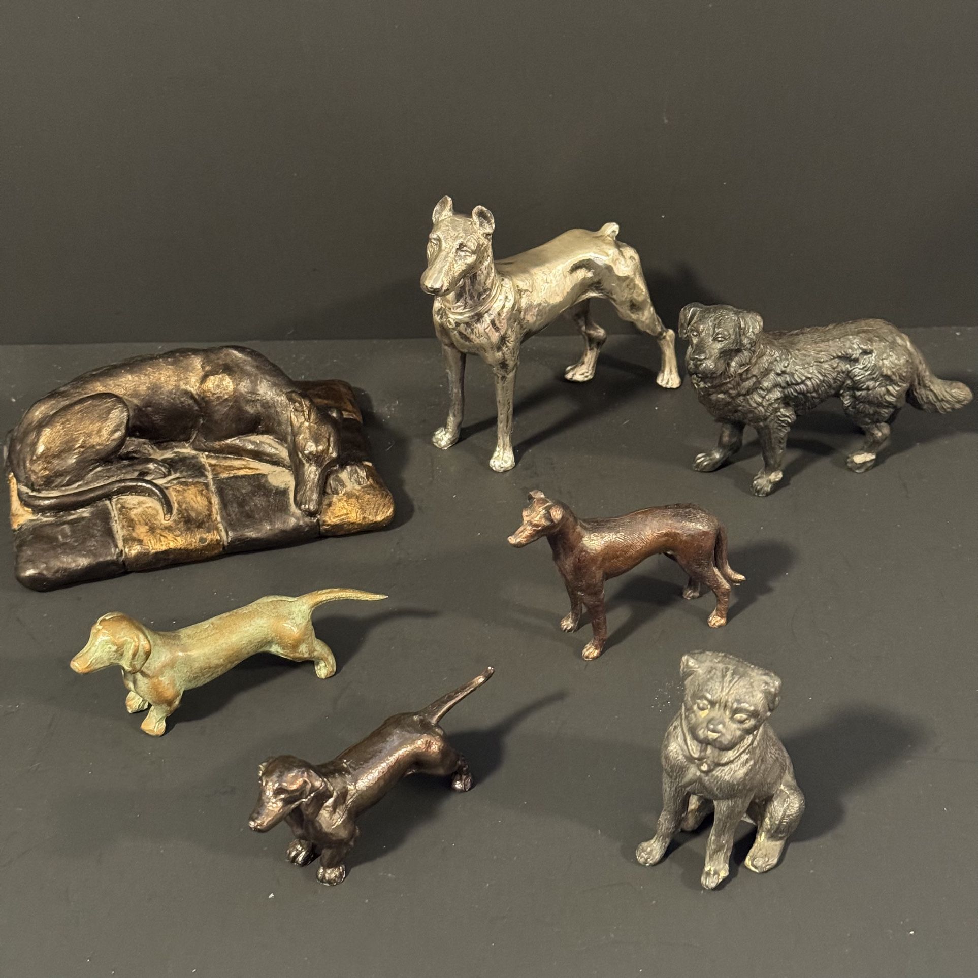 7 Metal Dogs