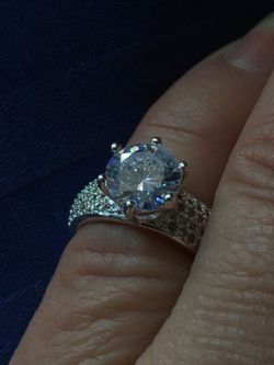 Women’s classic round cut wedding engagement ring 💍