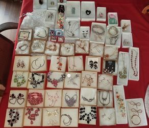 Over 70 pieces of nice costume jewelry