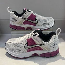 NIKE VOMERO 5 "FUSHSIA"