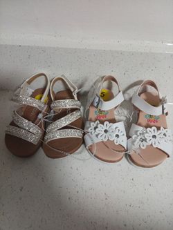 Toddler sandals Both For $16 🙀$9each