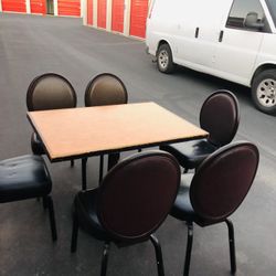 Mesa de 42”x30” con 6 sillas / table with 6 chairs / good working condition