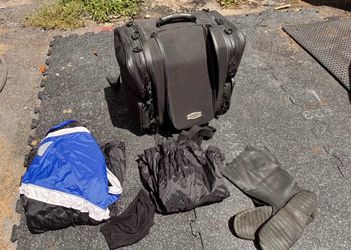 Kuryakyn Ultra Tour Motorcycle Bag with complete rain gear