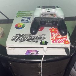White PS4 Slim 