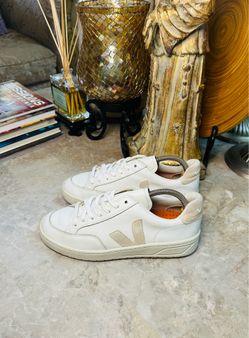 Women’s Veja V-12 Leather Sneakers White Beige Size 7US