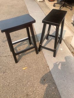 2 bar stools