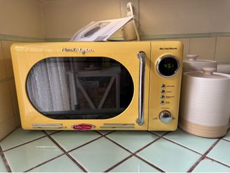 Retro Yellow Microwave 🧈