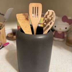 Utensil holder