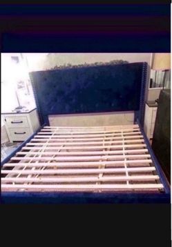 Cama tamaño cal king en buenas condiciones color azul $400 de la mueblería U.S.